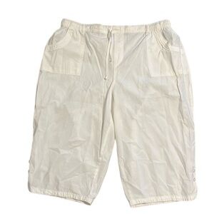 White Gloria Vanderbilt button detail capri pants with pockets. Like New!!